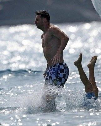 梅西吃瓜群众图片大全,捕捉足球巨星趣味瞬间