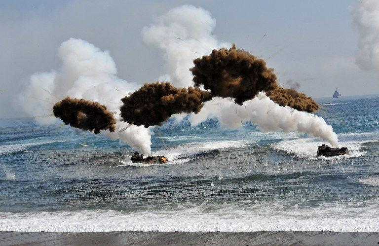 解放军演吃瓜群众