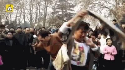 大妈打吃瓜群众,围观不是正义，冷漠才是罪魁祸首